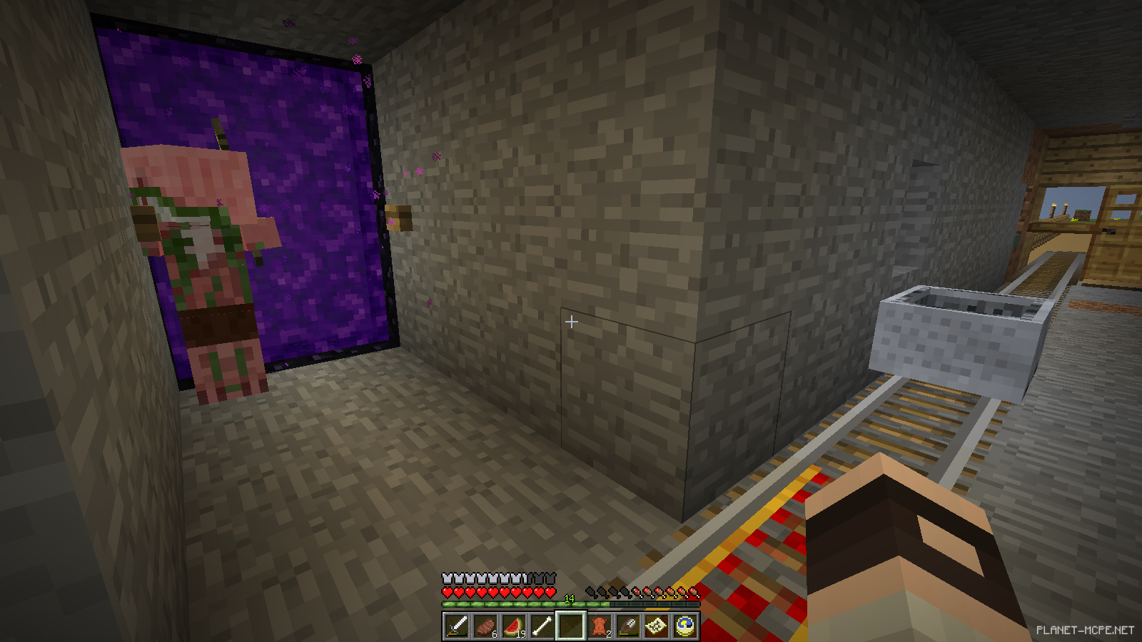 Нейтральный зомби-свиночеловек смотрит на игрока Minecraft PE 1.26