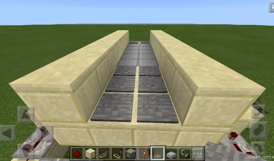 Creating a trap from a drawbridge [Minecraft PE Guides]