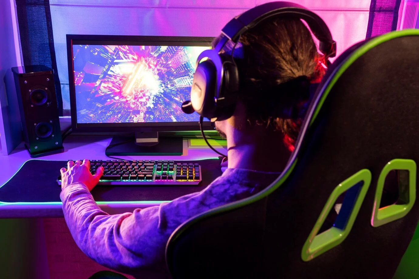 фото геймерской гарнитуры Logitech на игровом столе